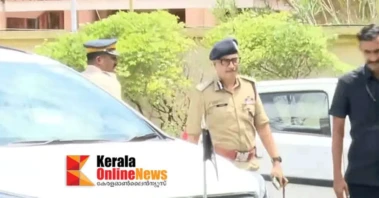 കോണ്‍ഗ്രസില്‍ മുഖ്യമന്ത്രി ചര്‍ച്ച നടക്കുന്നതിനിടെ വി ഡി സതീശനെ കണ്ട് എഡിജിപി എച്ച്‌ വെങ്കിടേഷ്