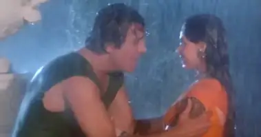 DYK Vinod Khanna Kept Kissing Dimple Kapadia Even After Scene Got 'Cut' & She Hid In Makeup Room?
