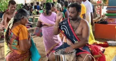 கருப்பசாமி கோவிலில் நடந்த விசித்திர சடங்கு..! பூசாரி பக்தர்களுக்கு நாணயம் கொடுக்கிறார்... அப்டியே தலைகீழாக நடக்குது! வினோத வீடியோ...!!!