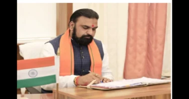 BIG BREAKING  :                                              मोतिहारी जहरीली शराब कांड में सम्राट सरकार का बड़ा एक्शन, 10 मौतों के बाद 14 उत्पाद पुलिस अधिकारी सस्पेंड