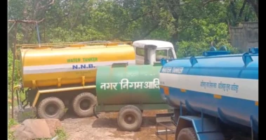 सरायकेला :                                              निजी सोसाईटी में टैंकर से पानी सप्लाई देने पर बवाल,डिप्टी मेयर की कंपनी पर उठे सवाल