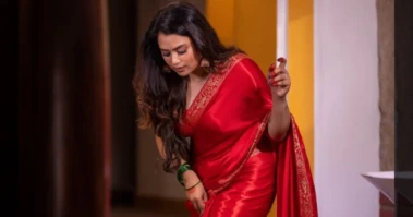 சிகப்பு நிற சேலையில் கலக்கும் நடிகை ஃபரினா..!! பார்வையில் கலக்கும் அழகிய போட்டோஸ் ரிலீஸ்..!