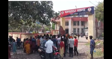 आउटसोर्सिंग के खिलाफ फूटा गुस्सा :                                              धनबाद में ब्लास्टिंग से घरों में पड़ रही दरारें,लोगों ने धनसार थाना का किया घेराव