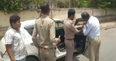 ડીસામાં કાયદો બધા માટે સરખો: પોલીસ લાઇન બહાર જ કાળા કાચ વાળી પોલીસ ગાડીઓ થઈ ડિટેઇન!