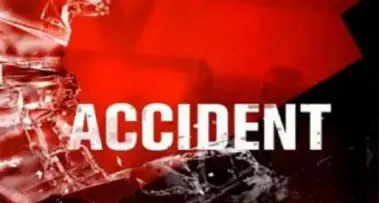 लोहे की छड़ों से लदा ट्रक पलटा, 15 लोगों की मौत