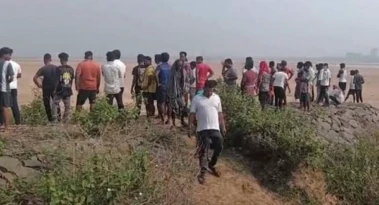 କଟକ କାଠଯୋଡି ନଦୀ ପଠାରୁ ଅଧାପୋତା ଅବସ୍ଥାରେ ମହିଳାଙ୍କ ମୃତଦେହ ଠାବ,ପରିଚୟ ଅସ୍ପଷ୍ଟ, ହତ୍ୟା ସନ୍ଦେହ