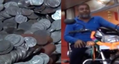 57 हजार की चिल्लर लेकर बाइक खरीदने पहुंचा ये शख्स, रो पड़ा डीलर..​​​​​​​​​