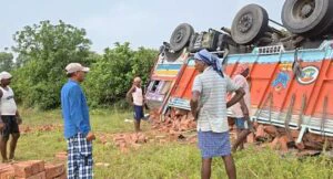 গড়বেতার ভাটমারাতে দুর্ঘটনার কবলে ইট বোঝাই লরি,আহত চালক ও খালাসি ।