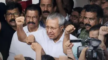 മുഷ്ടി ചുരുട്ടി പിണറായി വിജയൻ; ഇഡി റെയ്ഡിന് പിന്നാലെ ചിത്രം പങ്കുവച്ച്‌ പ്രതിപക്ഷ നേതാവ്