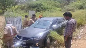प्रयागराज में डिवाइडर फांदकर कार से टकराई अनियंत्रित बस, माता-पिता समेत 3 की दर्दनाक मौत