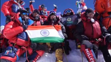BSF की महिला टीम ने एवरेस्ट फतह किया, चोटी पर पहुंचकर गाया 'वंदे मातरम्'