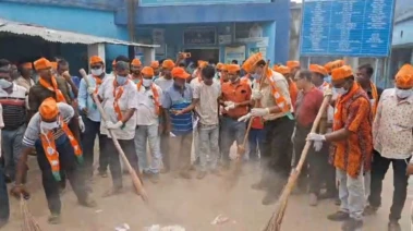 ঝাড়ু হাতে হাসপাতাল চত্বর পরিষ্কারে নামলেন বৈষ্ণবনগরের বিধায়ক রাজু কর্মকার।