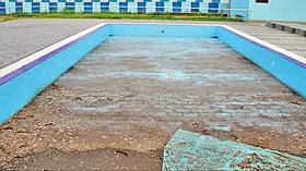 দু'মাসেই শ্যাওলা, আবর্জনা জমল 'আন্তর্জাতিক মানে'র সুইমিং পুলে