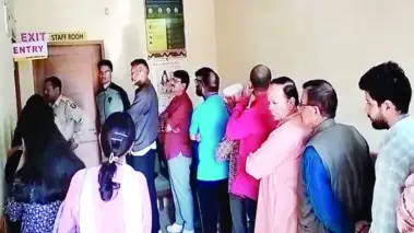 वाह ! चूल्हा-चौका छोड़ बूथों पर पहुंची महिलाएं - Divya Himachal