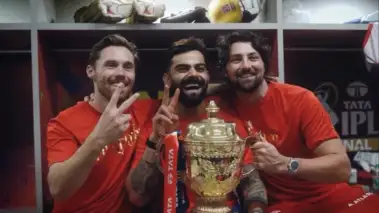 RCB फैंस को लगा 440 वोल्ट का झटका! चैंपियन बनते ही इस स्टार खिलाड़ी पर लगा बैन, फाइनल मैच में किया था 'कांड'