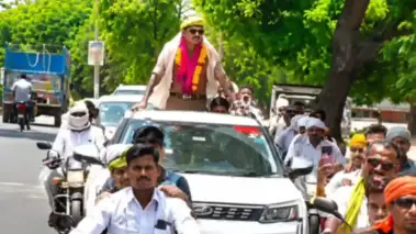 ट्रेनिंग पूरी कर लौटा रेडियो ऑपरेटर, गांव में नेताओं की तरह निकाला काफिला