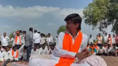 Manoj Jarange Patil: डोक्यावर भगवा गमछा गुंडाळला, खाली बाज टाकली, 40 डिग्रीच्या उन्हात मनोज जरांगेचं उपोषण सुरु;