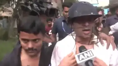 अभिषेक बनर्जी पर जानलेवा हमला, भीड़ ने पत्थर मारे और पीटा; कपड़े तक फाड़े