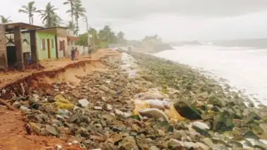 പൊഴിയൂരിലെ തീരദേശ  റോഡ് വീണ്ടും തകര്‍ന്നു