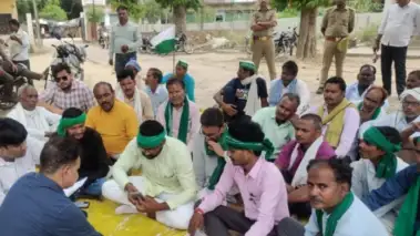 UP: बाराबंकी में लो-वोल्टेज समस्या को लेकर किसानों का विद्युत विभाग कार्यालय पर घेराव, सौंपा ज्ञापन