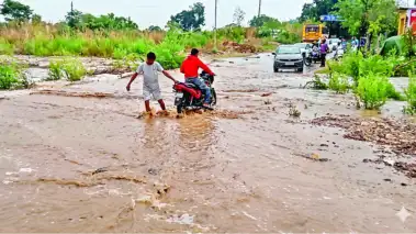 तेज बारिश और आंधी से खड्डें उफान पर, टेंट उड़े - Divya Himachal