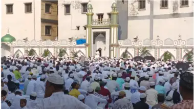 ডোমজুড়ের বাঁকড়ায় বকরি ঈদের খুশির হাওয়া - নামাজ শেষে উৎসবের মেজাজে কোলাকুলি ও শুভেচ্ছা বিনিময়ে মাতলেন মুসলিম ধর্মাবলম্বীরা
