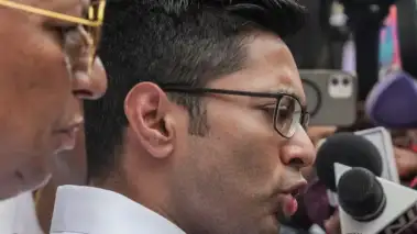 Abhishek Banerjee hackled। মাথায় পরাতে হল হেলমেট! সোনারপুরে অভিষেককে ঘিরে বিক্ষোভ! ছিঁড়ল জামা,পড়ল ডিম