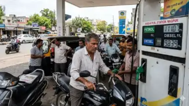 "पेट्रोल ₹170, डिझेल ₹150 च्या उंबरठ्यावर; 'लॉकडाऊनसारखी परिस्थिती येऊ शकते, आताच तयारी करा' नेत्याचं आवाहन"
