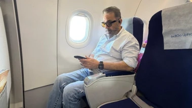അനാവശ്യ ചെലവ് വേണ്ട! സിനിമാ സെറ്റിലേക്കുള്ള വിമാനയാത്ര ഇക്കണോമി ക്ലാസിലാക്കി കമല്‍ ഹാസൻ; കയ്യടിച്ച്‌ ആരാധകര്‍