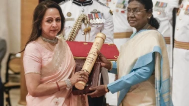 Dharmendra Receives Padma Vibhushan; Hema Malini Gets Emotional While Accepting the Award