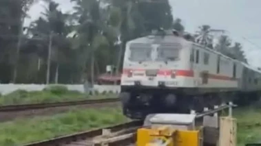 ആലപ്പുഴയില്‍ ട്രെയിന്‍ അടുത്തെത്തിയിട്ടും ഗേറ്റ് അടച്ചില്ല; ഒഴിവായത് വന്‍ ദുരന്തം