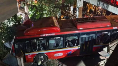 Mumbai Accident: मुंबई के वर्सोवा में सड़क दुर्घटना, बस टकराने से कई गाड़ियां क्षतिग्रस्त!