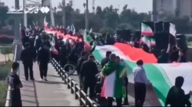 BREAKING: "உயிரே போனாலும் விடமாட்டோம்!" - மின் உற்பத்தி நிலையங்களைச் சுற்றி மனிதச் சங்கிலி அமைத்த ஈரானியர்கள்.. டிரம்பிற்கு எதிராகப் பெரும் திரள்..!!