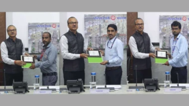 Vadodara: Three employees working in Vadodara division honored with safety award by General Manager for preventing potential rail accidents