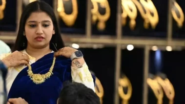 Gold Silver Price Today May 20: बाजार खुलते ही ₹3,000 से गिरी चांदी, सोना भी फिसला, जानें आपके शहर में 24K, 22K, 18K गोल्ड का रेट