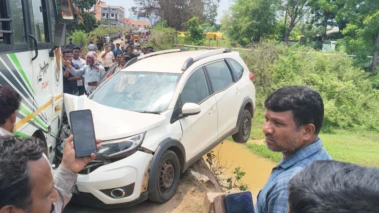 ବସ-କାର ମୁହାଁମୁହିଁ ଧକ୍କା : ଅଳ୍ପକେ ବର୍ତ୍ତିଲେ ଚାଳକ ଓ ଯାତ୍ରୀ