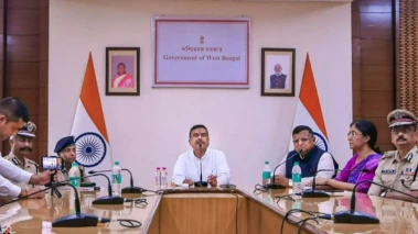 দুর্গাপুরে মুখ্যমন্ত্রীর প্রশাসনিক বৈঠক, জ্বালানি বাঁচাতে বাসে চড়ে যোগদান উচ্চপদস্থ আধিকারিকদের