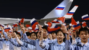 Chinese youths greet Putin on arrival in Beijing