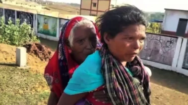 পিঠে শাশুড়ি, হাতে পেনশনের লড়াই! ছত্তিশগড়ের জঙ্গলপথে বউমার ৯ কিলোমিটারের মানবিক সংগ্রাম