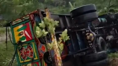 बांग्लादेश में भीषण सड़क हादसा: घर जा रहे मजदूरों से भरा ट्रक पलटने से 15 की मौत, 10 घायल