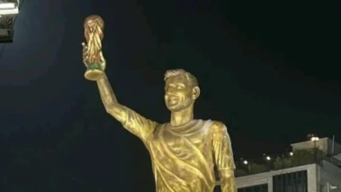 Lionel Messi s 70 feet statue: হাওয়ায় দুলছে লেকটাউনের মেসির মূর্তি! ৭০ ফুটের স্ট্যাচু ঘিরে শোরগোল