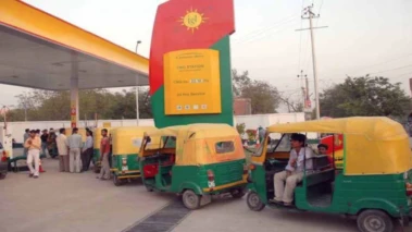 CNG પંપ પર ગાડીમાંથી કેમ ઉતરવું પડે છે નીચે? સરકારી નિયમ પાછળ છુપાયેલું છે મોટું સેફ્ટી કનેક્શન, જાણી લો જવાબ.