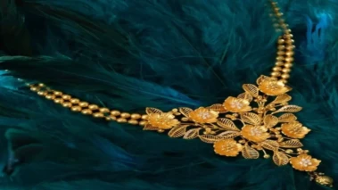 How to Find a Lightweight Gold Necklace That Sways with Your Natural Energy