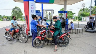 ফের বাড়ল পেট্রোল-ডিজেলের দাম, আমজনতার ঘাড়ে কোপ দিয়ে কলকাতায় কত বাড়ল দাম?