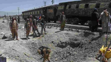 పాక్‌లో రైలుపై ఆత్మాహుతి దాడి 30 మంది మృతి