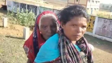 అత్తని 9 కిలోమీటర్లు మోసుకెళ్లిన కోడలు
