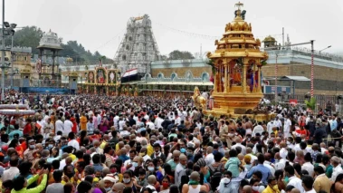 తిరుమలలో రికార్డ్ స్థాయి రద్దీ.. శ్రీవారి దర్శనానికి ఏకంగా 30 గంటలు!