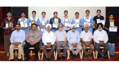 School Award Ceremony: ਦਸਮੇਸ਼ ਪਬਲਿਕ ਸਕੂਲ ਫ਼ਰੀਦਕੋਟ ਦੇ ਹੋਣਹਾਰ ਵਿਦਿਆਰਥੀਆਂ ਨੂੰ ਨਗਦ ਇਨਾਮਾਂ ਨਾਲ ਕੀਤਾ ਸਨਮਾਨਿਤ