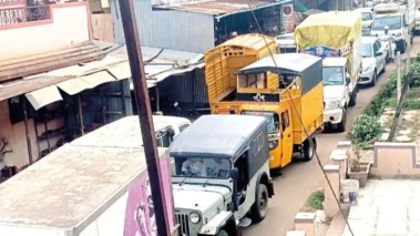 Patan Traffic Jam | पाटण शहरात वाहतुकीचे 'तीनतेरा'; ठेकेदाराचा तो एक निर्णय अन् अख्खं शहर वेठीस!