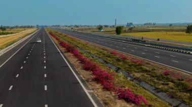 गंगा एक्सप्रेस-वे पर मुफ्त सफर खत्म, वाहनों से इतना लिया जा रहा टोल टैक्स